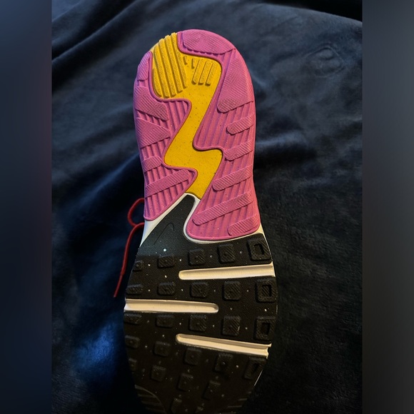 AIR MAX EXCEE SE1 BIG KIDS' SHOE IN CHILE RED,ACTIVE FUCHSIA,UNIVERSITY GOLD - Picture 3 of 4